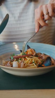 Kapalı Kaplama Deniz Ürünleri Makarnası Elleri Yüzüklerle Dönen Spagetti Midye ve ahşap üzerinde mavi seramik kasede karides