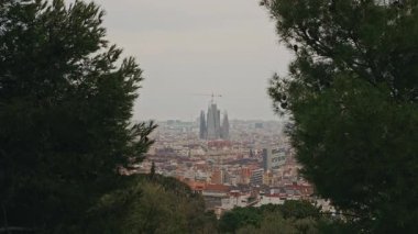 Uzak Katedral Çam Ağaçları Arasında Görünür, Şehir Planlamacısı Anketleri Skyline Turnaları ve Devam eden İnşaattaki İskele İpuçları