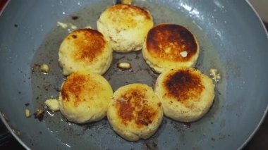 Tavada Kızaran Altın Peynirli Krepler, Ev Mutfağı Kahvaltı Hazırlama.