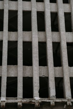 Tekrarlanan Açılışlarla Dikey Beton Cephe Karanlık İçyüzünü, Güçlü Doğrusal Ritim ve Derin Gölgeler, Mimari