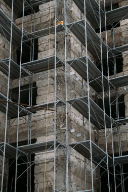 Kesişen Metal Çerçeveler, Çalışma Alanı Geometri ve Geçici Platformları ile Çürümüş Beton İskelesi,