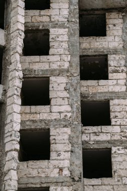 Boş Pencereli Harap Taş Yapı, Engebeli Mason ve Kaba Doku Uzun Dönemli İhmal, Karanlık İç Boşluklar