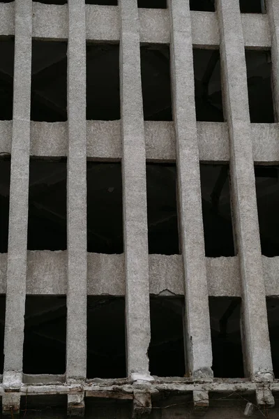 Tekrarlanan Açılışlarla Dikey Beton Cephe Karanlık İçyüzünü, Güçlü Doğrusal Ritim ve Derin Gölgeler, Mimari