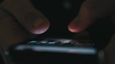 Parmak ucuyla Düşük Işıklı Akıllı Telefon etkileşimi, Hızlı dokunmatik dokunmatik ekranda dokunmatik dokunmatik dokunmatik dokunmatik dokunmatik dokunuşlar, gece yarısı mesajlaşması veya bankacılık,