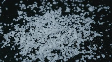 Siyah yüzeyde Beyaz Tuz Kristalleri, Stüdyo Işığının Altında Kristal Yığını, Makro Atışlar Granüler Vurguyu Vurguladı