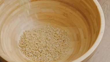 Kahverengi pirinç ahşap kaseye dökülüyor, Nazik Tahıl Şelalesi, Ilık Ahşap İç döşeme, Kilerde Kapalı Zımba, Yemek Hazırlama Ortamı