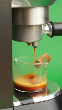 Kremalı Espresso Damlacıkları Beher 'e düşüyor, Makro Şut Krema' yı yakalıyor ve damla damla damlatıyor