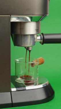 Çift Espresso akışları cam deney şişesine, Metal Espresso Makinesinin yan görüntüsü Çift Akımlı