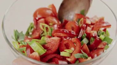 Canlı Kase Kırmızı Biber, Yeşil Soğan Fırlatılmış Tahta Kaşık, Taze Çıtır Doku, Lezzetli Yaz