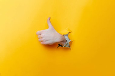 Parmaklıklar Yırtık Sarı Kağıt, Bilek ve Kollar Görünür, Onaylama ve Olumlu Geri Dönüşler Arasında Ortaya Çıktı