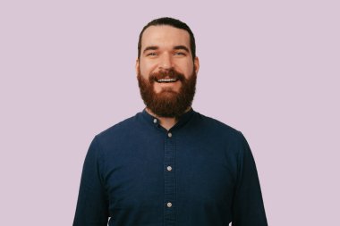 Gülümseyen Beyaz Adam Doğrudan Bakış, Donanma Gömleği, Sıcak Dostça İfade, Yumuşak Pembe Arkaplan, Cilalı