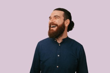 Sakallı Adam Tarafına Bakıyor, Düşünceli İyimserlikle Gülümseyen, Stüdyo Portresi Başlangıç Ruhu