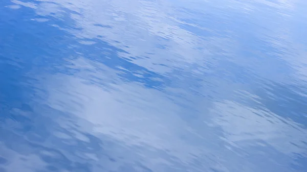 Die Welle im Wasser auf dem Wasser Hintergrund — Stockfoto