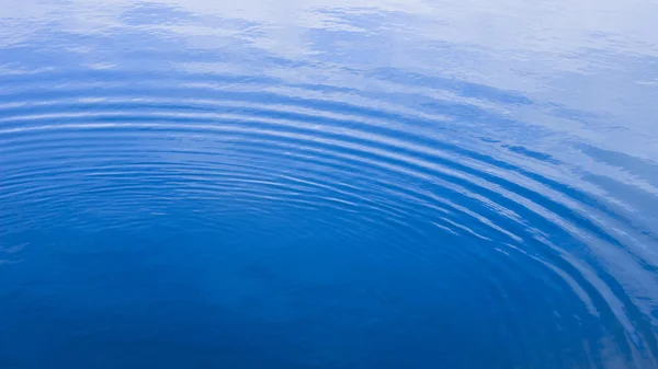 A onda na água no fundo da água — Fotografia de Stock