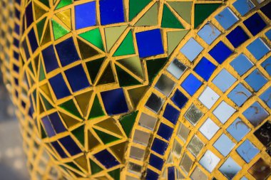 Renkli mozaik cam
