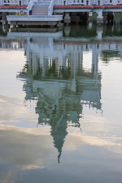 물 위에 태국 사원 — 스톡 사진