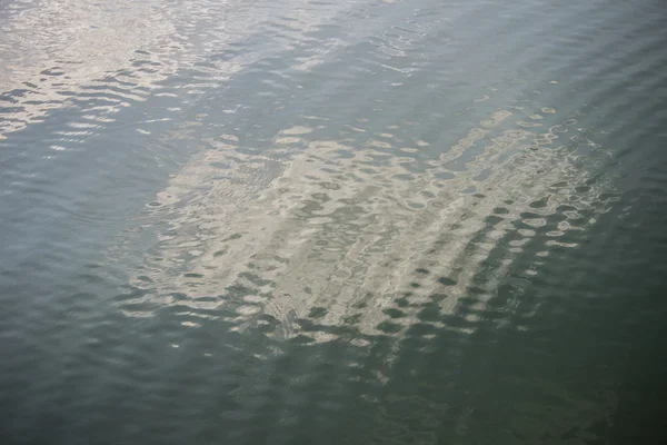 Die Welle auf dem Wasser — Stockfoto