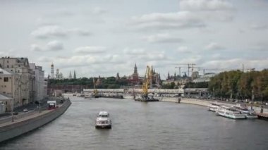Moskova Kremlin ve Moskvoretskaya setin. Bolshoy Ustinsky Köprüsü'nden görüntülemek.