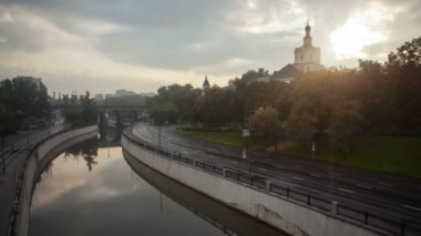 Moskova, nehir Yauza, Kostomarovskaya ve Andronevskaya Bentleri