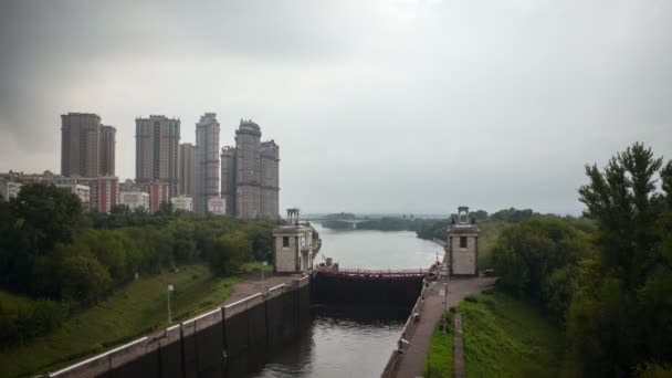 Die Schleusen des Moskauer Flusses und des Moskauer Kanals. — Stockvideo