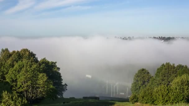 Nevoeiro e nuvens baixas sobre o vale — Vídeo de Stock