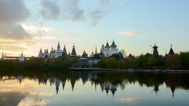 Russia-- unique center of culture and entertainment, based at the famous Izmaylovo Vernissage. Moscow city. — Stock Video