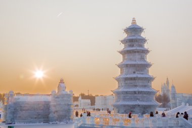 Buz pagoda Harbin buz Festivali gün batımında