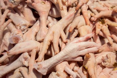 Çiğ tavuk ayağı yığını