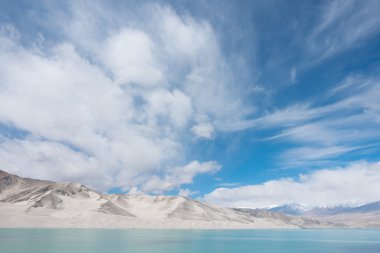 Cennet beyaz dağlar üzerinde