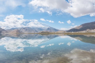 Kar dağ dağ gölü yansıtan