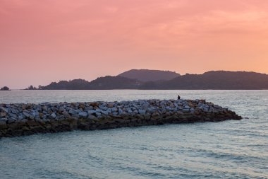 Langkawi Adası Malezya'nda gün batımını izlemek siluet