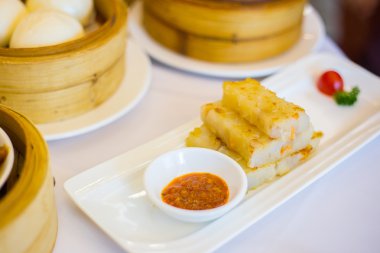 Fried yapışkan pirinç çubuklar baharatlı sos ile