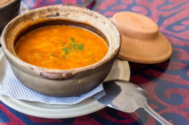 Yerel bir restoranda Otantik Hint köri 