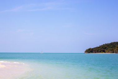 Plaj ve adalar arasında tekne