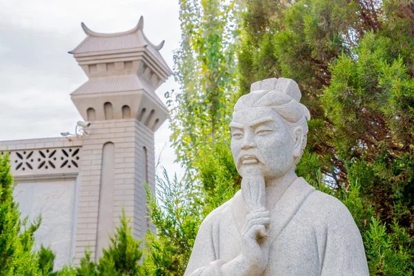 Confucious άγαλμα αγγίζοντας τα γένια του — Φωτογραφία Αρχείου