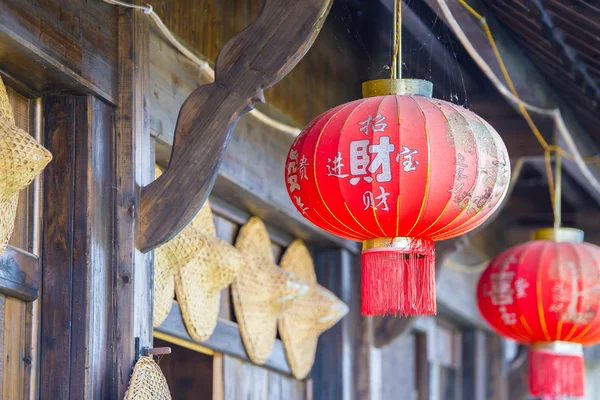 Dos linternas chinas rojas en un antiguo pueblo —  Fotos de Stock