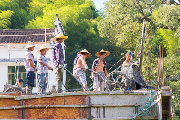 Kinesiska arbetstagare som arbetar på ett tak — Stockfoto