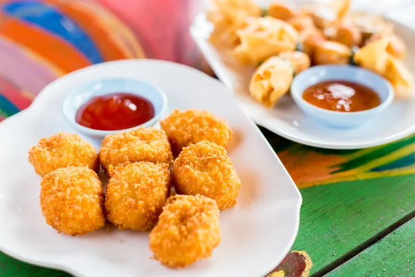 Deep fried chicken nuggets with tomato sauce — Stock Photo, Image