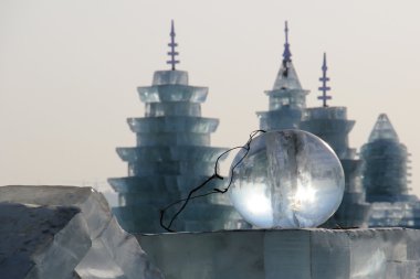 Buz topu Harbin Çin buz binaların önünde