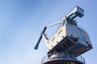 Mavi gökyüzü üzerinde büyük vinç