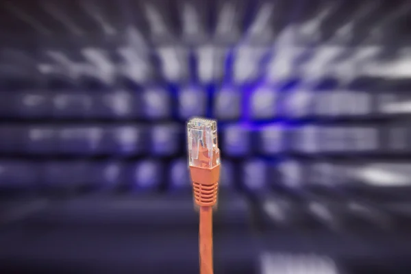 Zoom ile bulanık klavye önünde enterne tel kablo — Stok fotoğraf