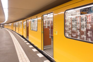 Berlin metro ile açık kapılar