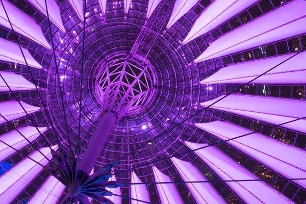 Фіолетовий стелі з sony центр Берліна — стокове фото