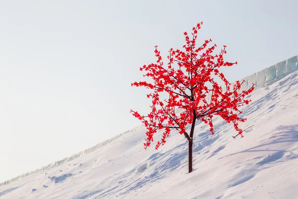 Kunstmatige boom op sneeuw heuvel — Stockfoto