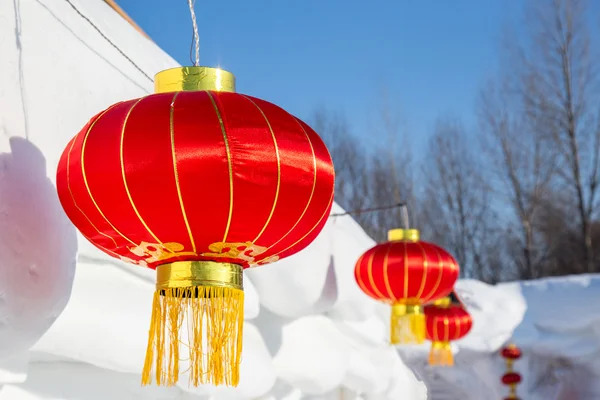 Linternas chinas unidas a la casa de nieve —  Fotos de Stock