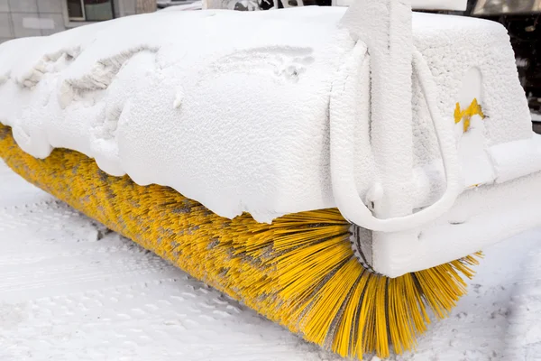 Снігоприбиральна машина з жовтим пензлем — стокове фото
