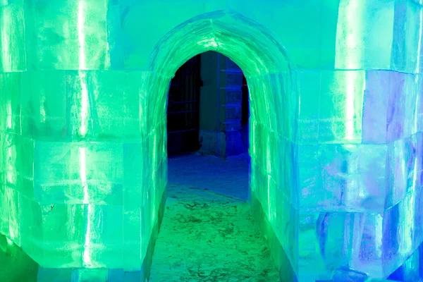 Túnel de gelo com luz verde — Fotografia de Stock