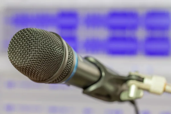 Microphone with waveform blurry background — Stock Photo, Image