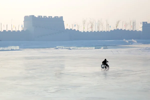 Silueta para niños en lago congelado — Foto de Stock