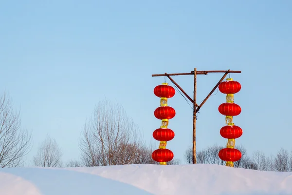 Ocho linternas chinas en una colina de nieve —  Fotos de Stock